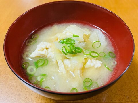 ちぎり豆腐とキャベツの味噌汁